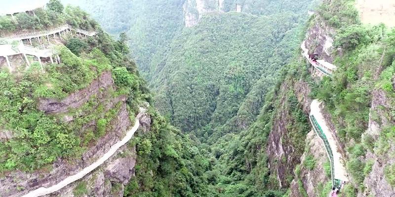全球首款智能鹏翼门轿跑钜惠5万，小鹏P7i鹏翼性能版智能纯电轿跑市场新标杆